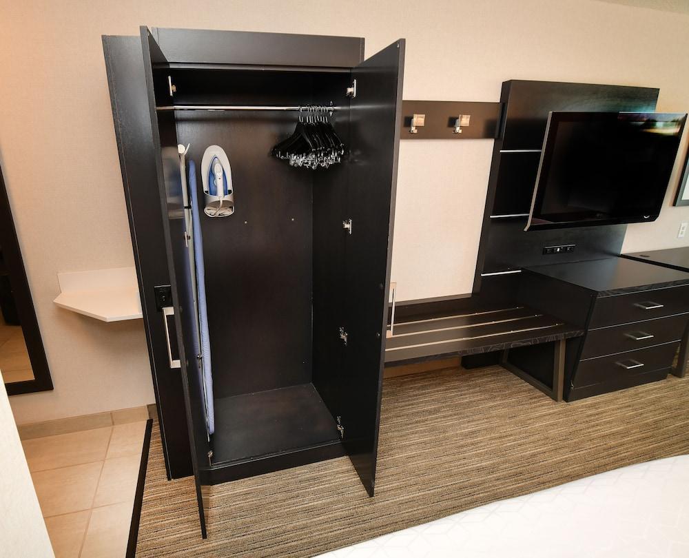 Holiday Inn Express Hotel & Suites Grand Forks By Ihg Екстериор снимка