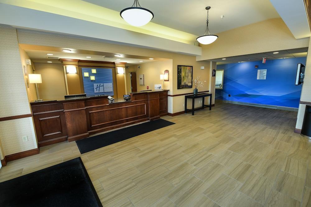 Holiday Inn Express Hotel & Suites Grand Forks By Ihg Екстериор снимка