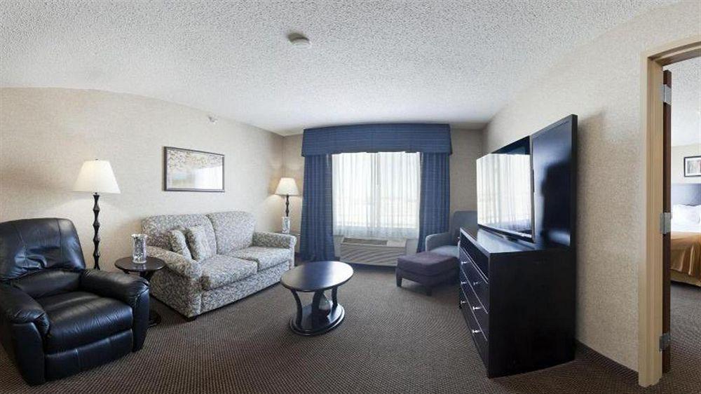 Holiday Inn Express Hotel & Suites Grand Forks By Ihg Екстериор снимка