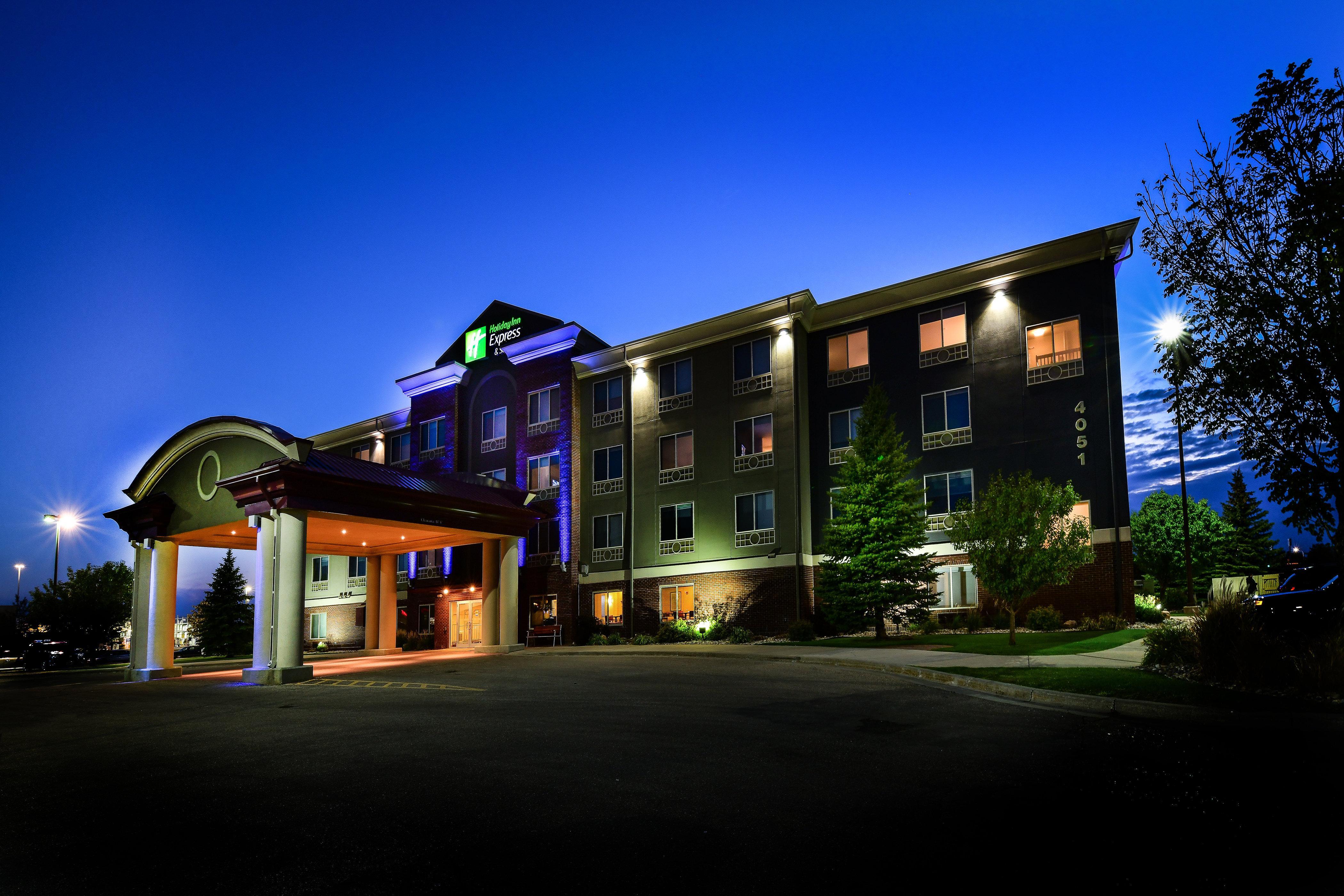 Holiday Inn Express Hotel & Suites Grand Forks By Ihg Екстериор снимка