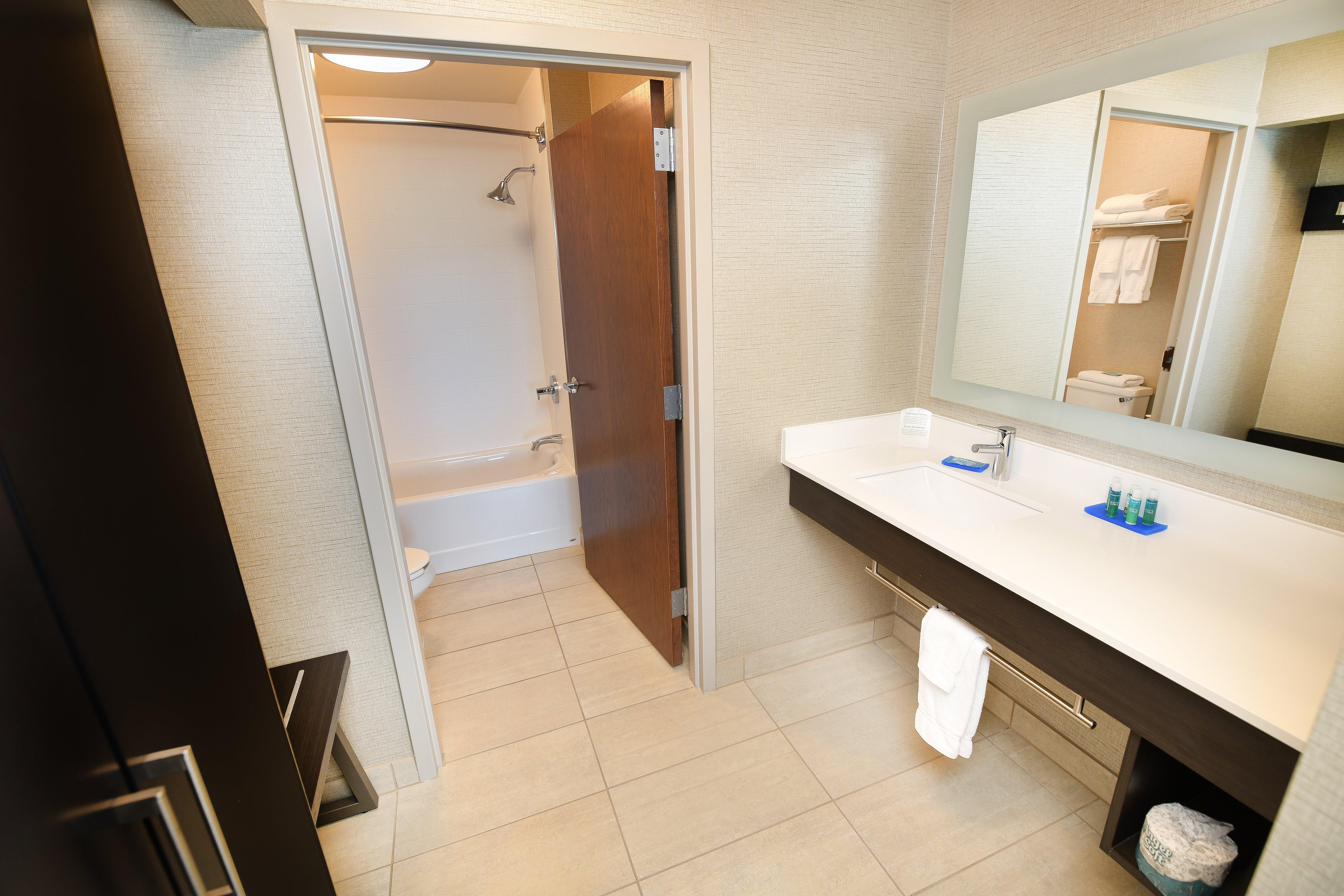 Holiday Inn Express Hotel & Suites Grand Forks, An Ihg Hotel Екстериор снимка