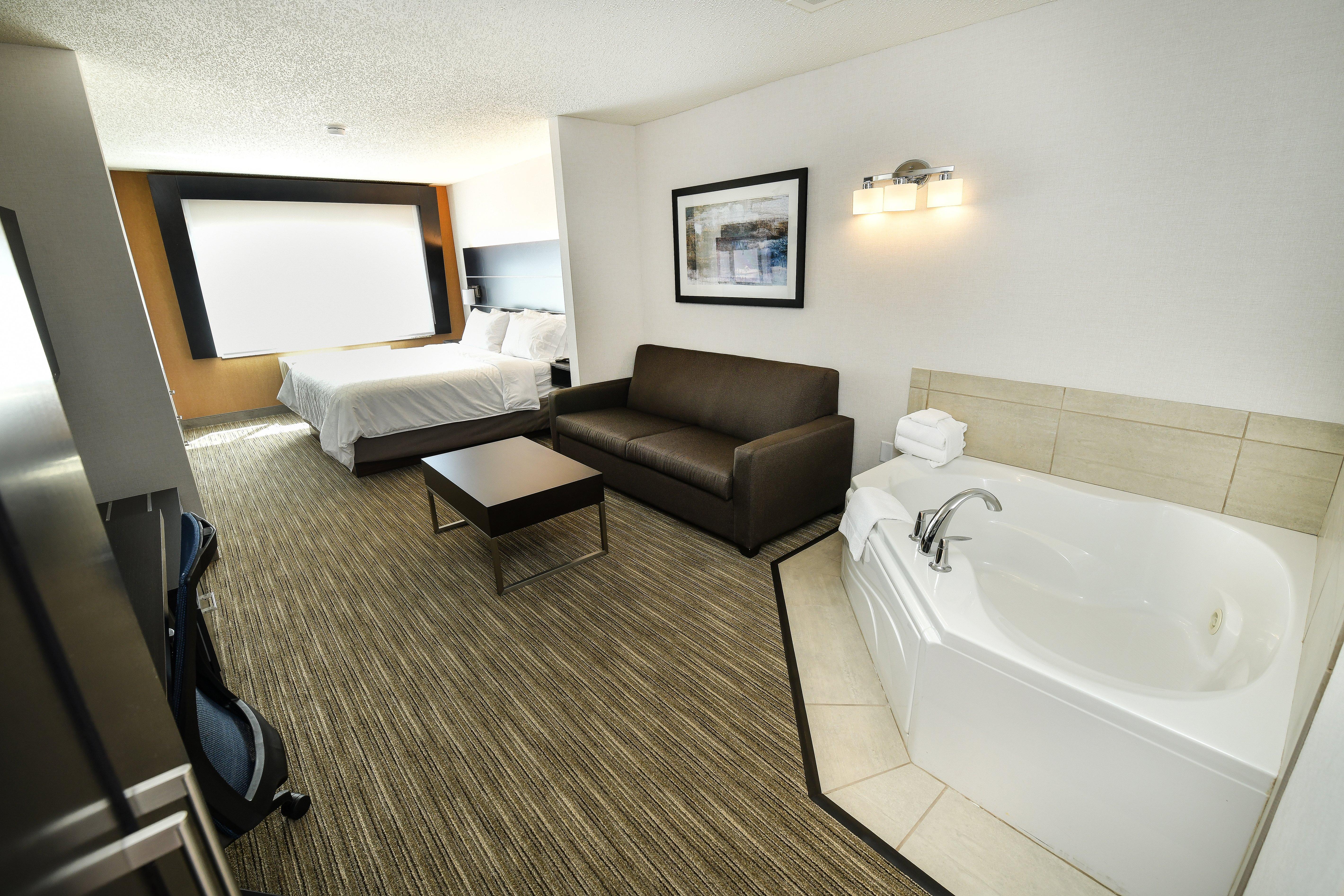 Holiday Inn Express Hotel & Suites Grand Forks By Ihg Екстериор снимка