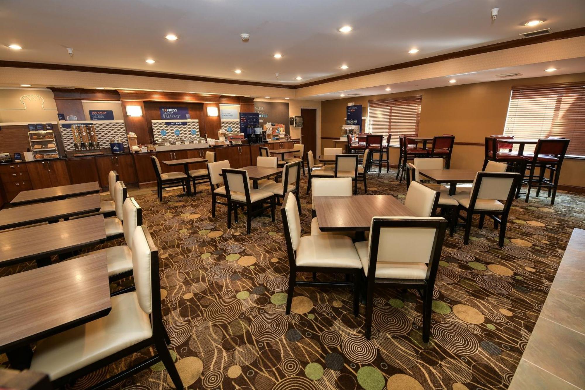 Holiday Inn Express Hotel & Suites Grand Forks By Ihg Екстериор снимка