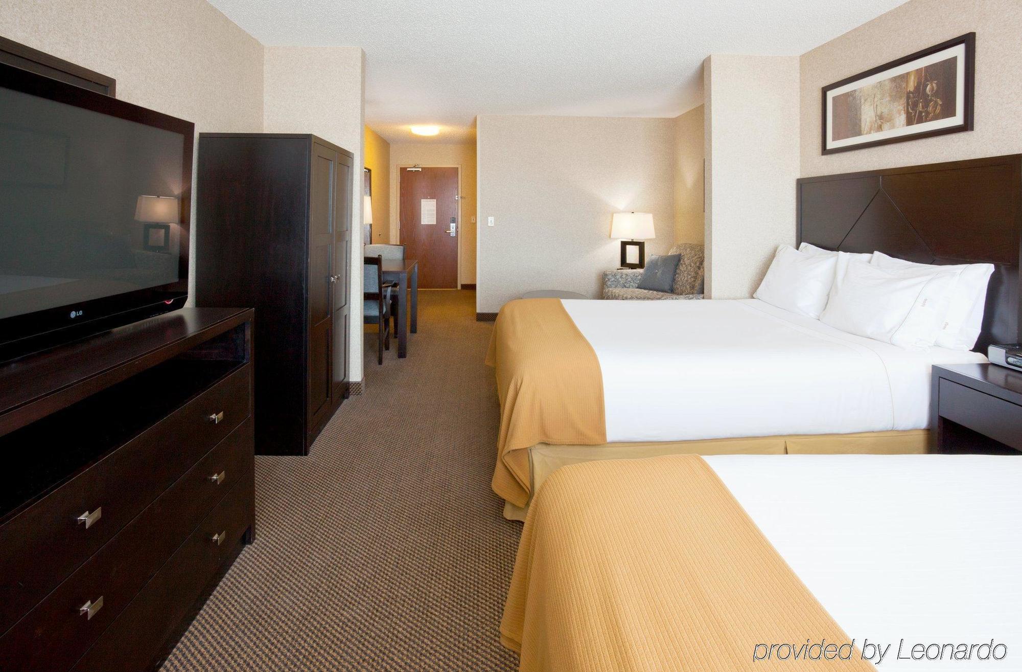 Holiday Inn Express Hotel & Suites Grand Forks, An Ihg Hotel Стая снимка