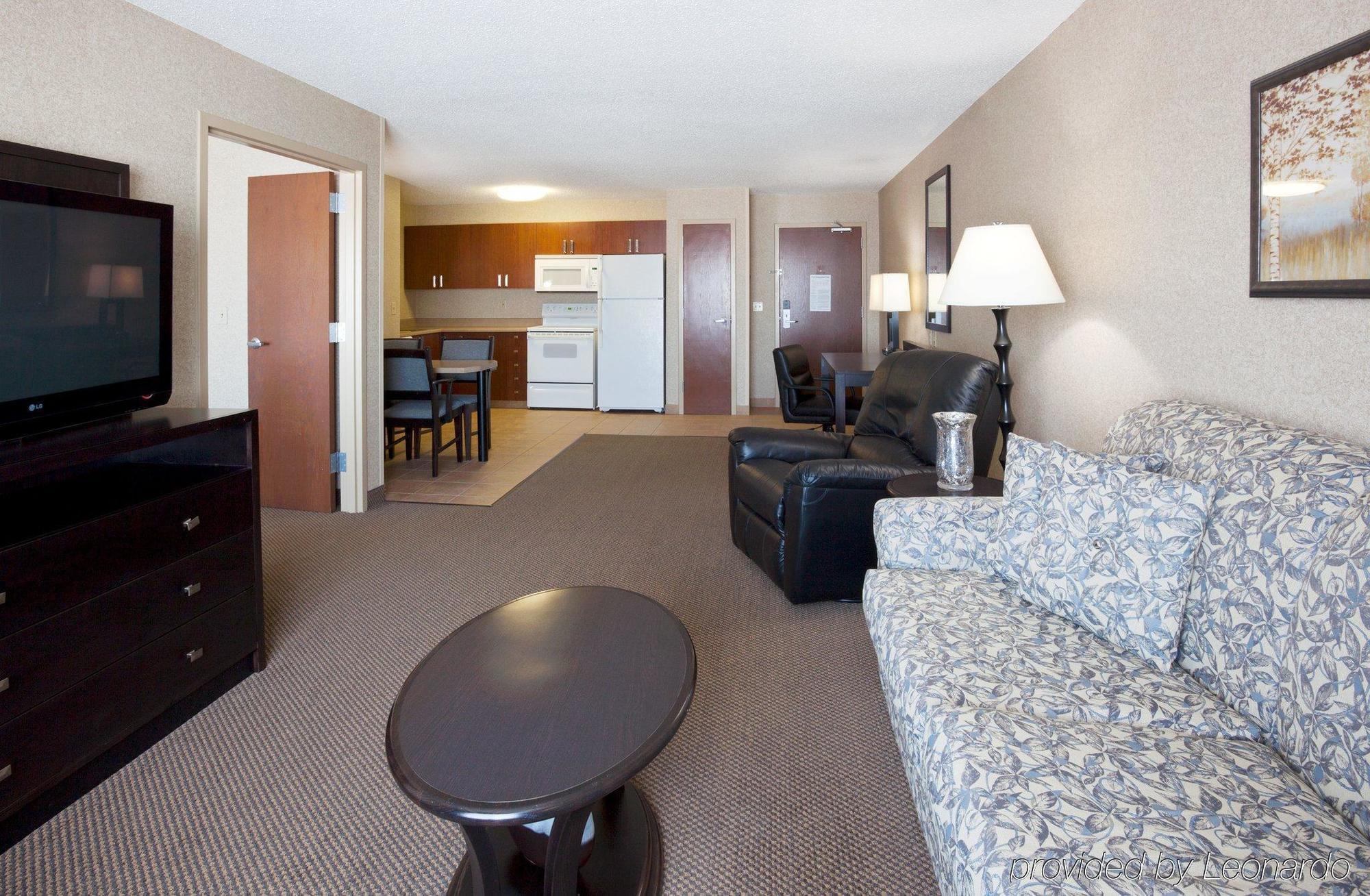 Holiday Inn Express Hotel & Suites Grand Forks, An Ihg Hotel Стая снимка