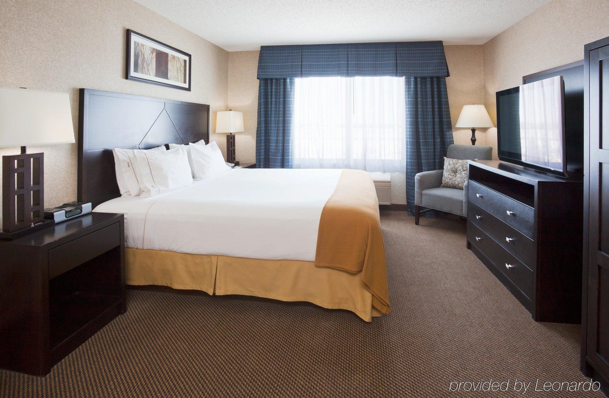 Holiday Inn Express Hotel & Suites Grand Forks, An Ihg Hotel Стая снимка