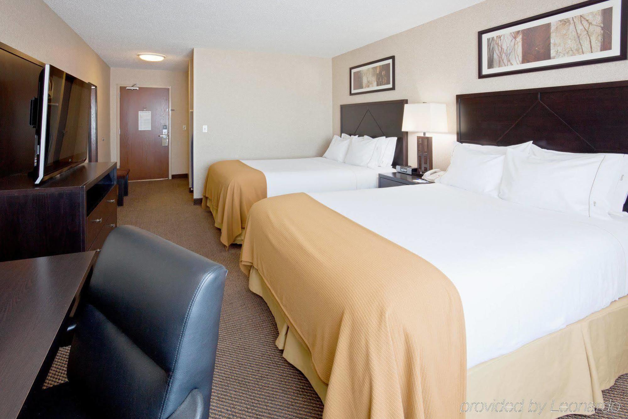 Holiday Inn Express Hotel & Suites Grand Forks, An Ihg Hotel Стая снимка