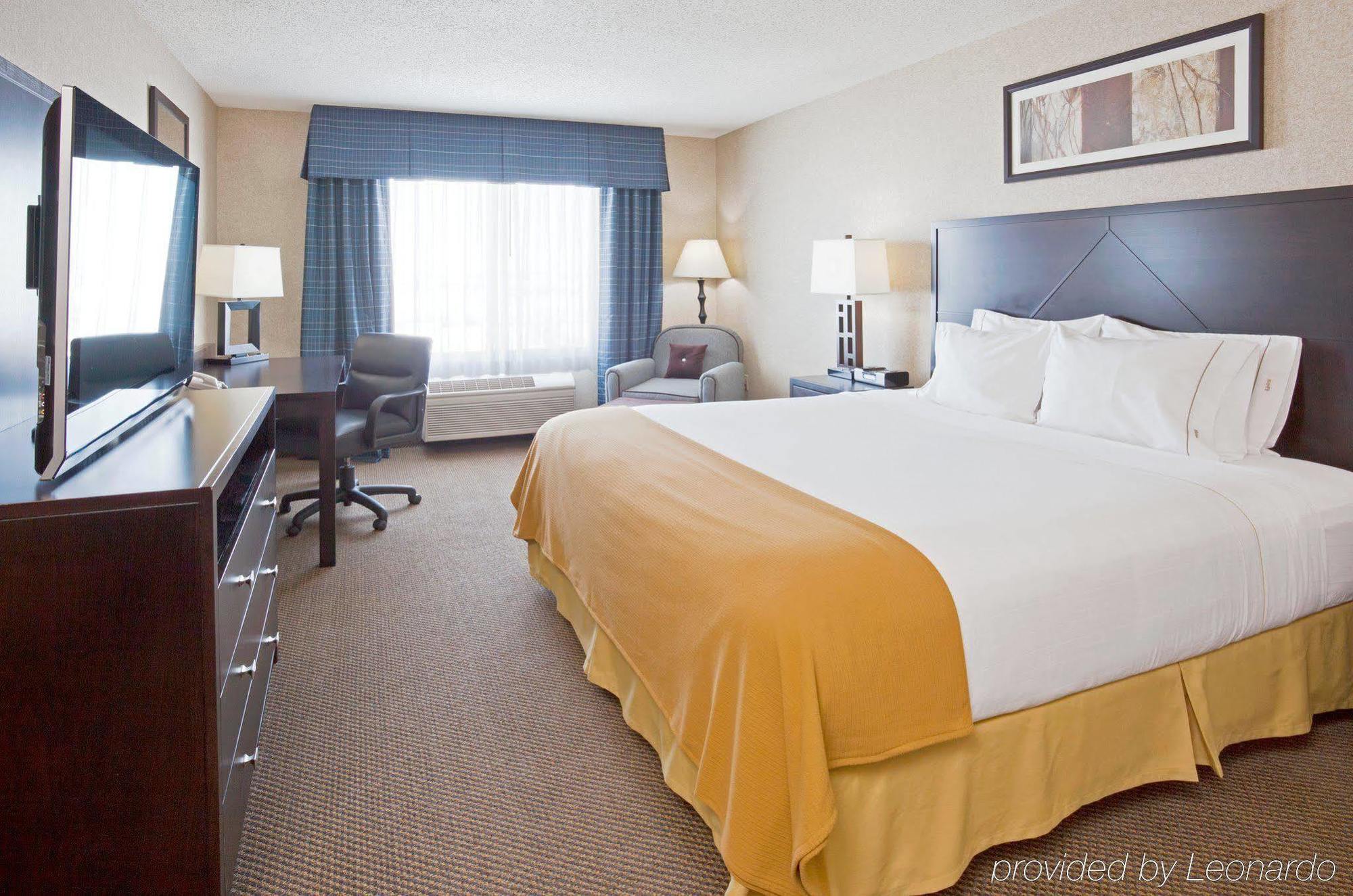 Holiday Inn Express Hotel & Suites Grand Forks, An Ihg Hotel Стая снимка