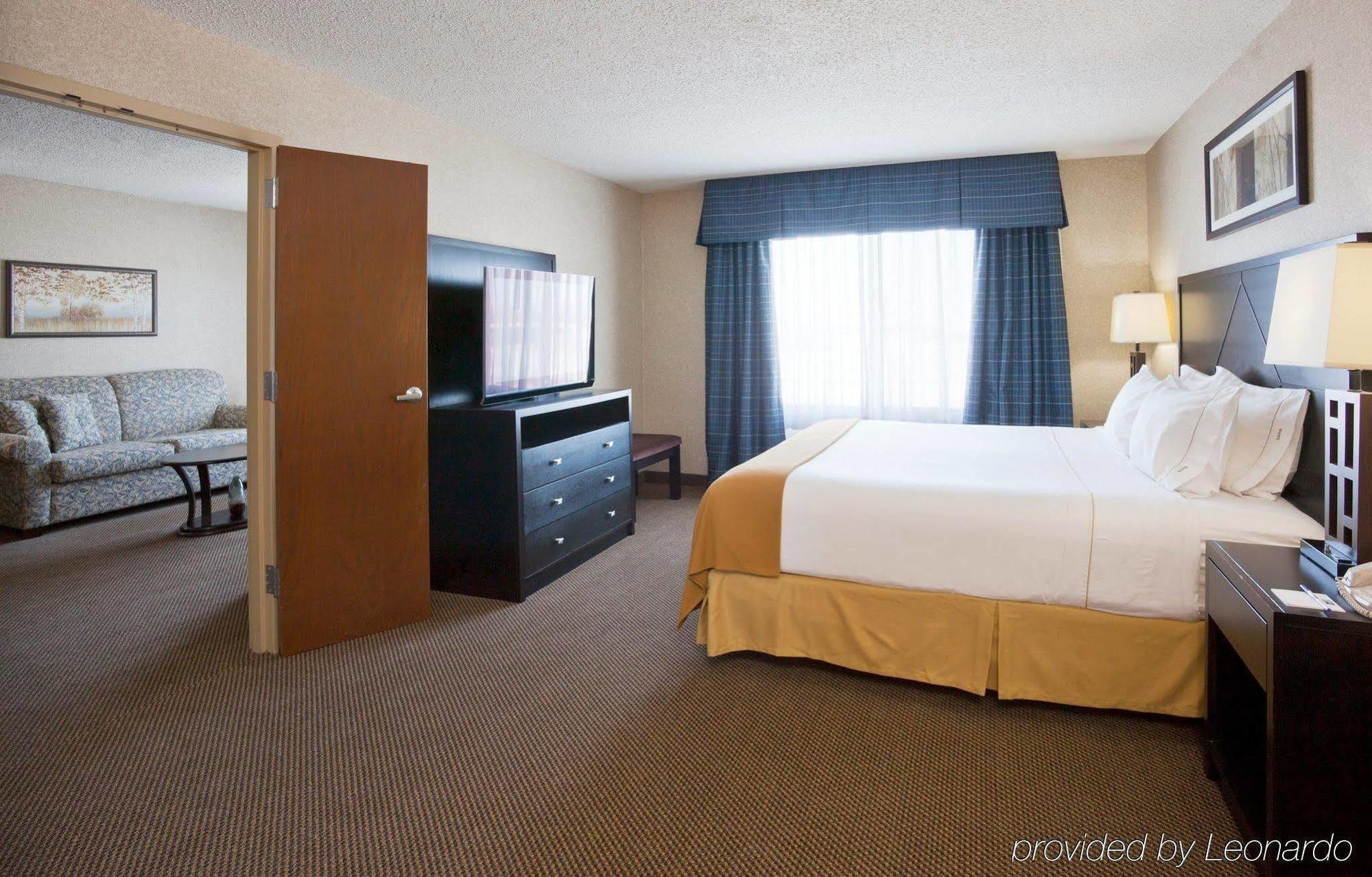 Holiday Inn Express Hotel & Suites Grand Forks, An Ihg Hotel Стая снимка